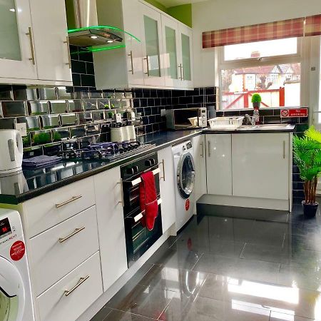 London 2 Bedroom Apartment, Kitchen, Reception And Private Garden Bagian luar foto