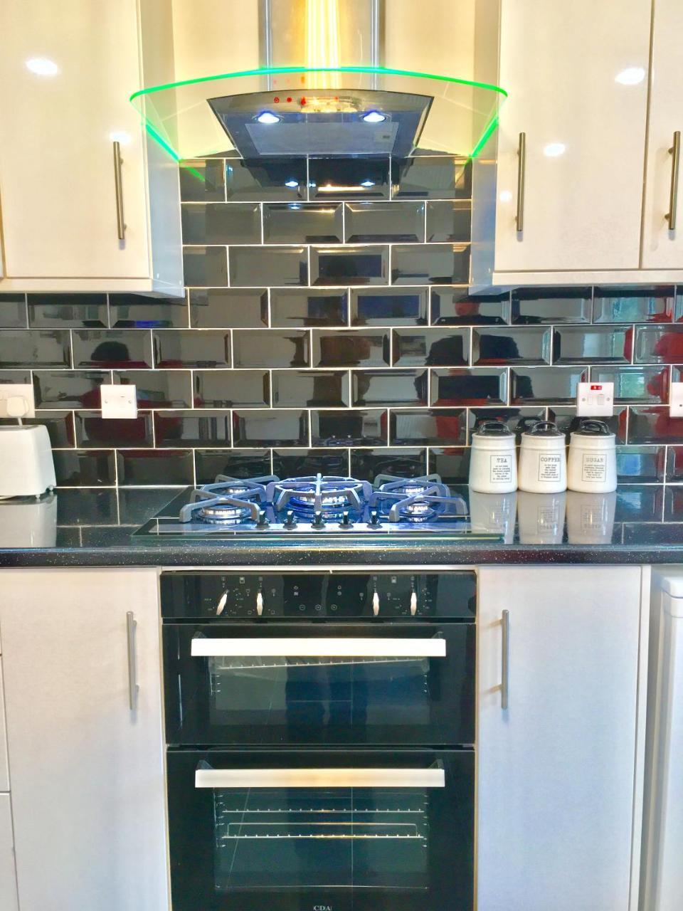 London 2 Bedroom Apartment, Kitchen, Reception And Private Garden Bagian luar foto