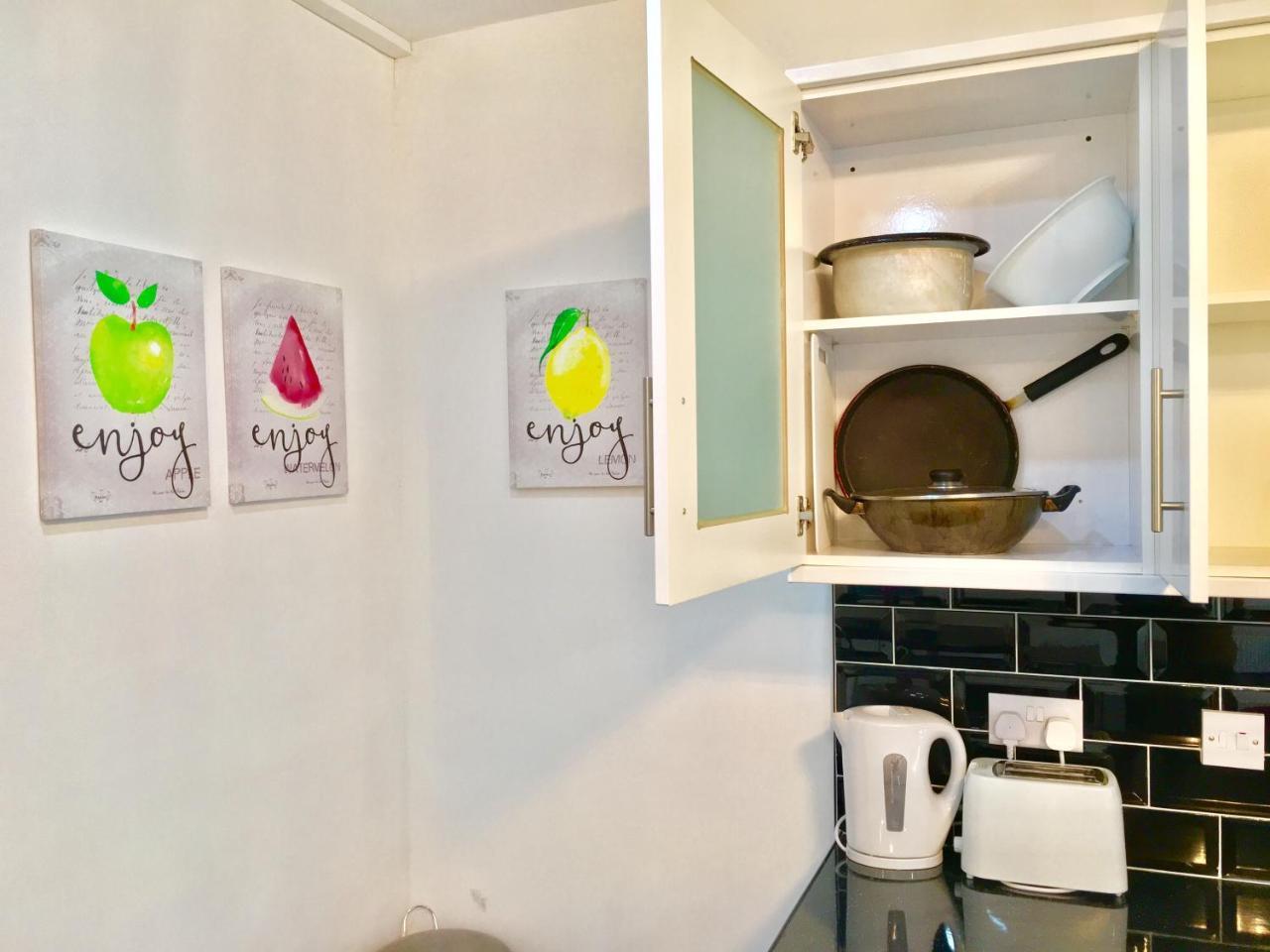 London 2 Bedroom Apartment, Kitchen, Reception And Private Garden Bagian luar foto
