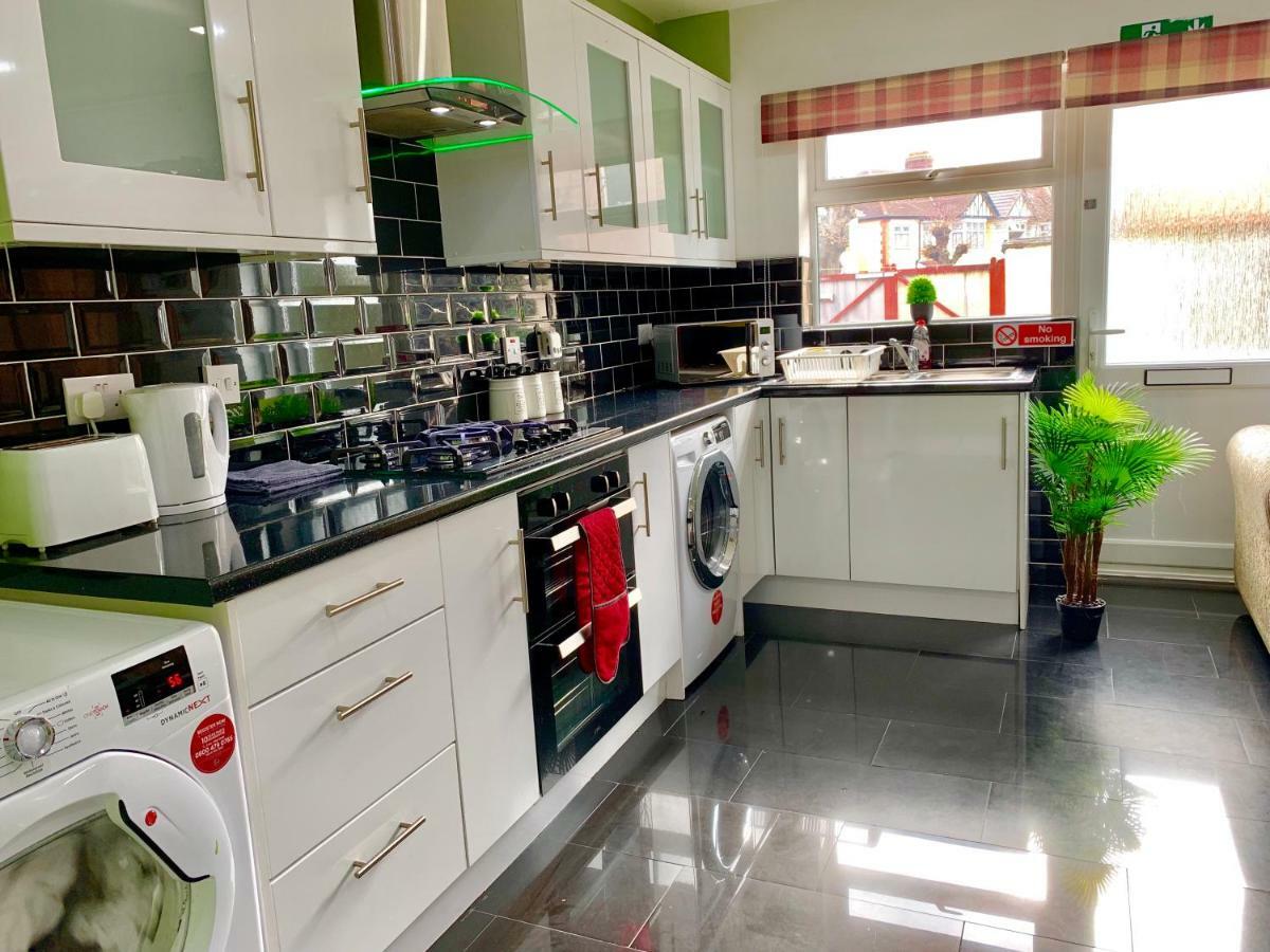 London 2 Bedroom Apartment, Kitchen, Reception And Private Garden Bagian luar foto